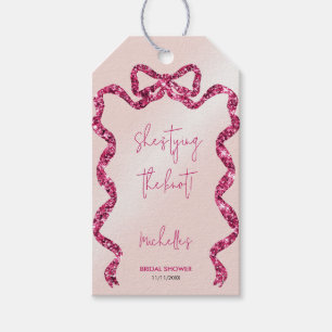 Etiqueta Para Presente Ela está dando o nó em um laço rosa brilhante chiq