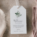 Etiqueta Para Presente Emerald Greenery Wedding Welcome<br><div class="desc">Estas etiquetas de presentes de boas-vindas são perfeitas para um casamento de boho. A elegante, porém rústica, design apresenta folhas de cor verde-d-água escura e umeucalipto com uma moderna sensação de floresta boêmica. Personalize as etiquetas com a localização do seu casamento, uma pequena nota de boas-vindas, os seus nomes e...</div>