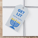 Etiqueta Para Presente Engraçado "Sai", Quic Personalizou Menorah Hanukka<br><div class="desc">Adicione um traço de humor aos presentes de Chanucá com esta etiqueta de presente "Get Lit" divertida e festiva! Apresentando uma ilustração de menorah azul ousada e um texto personalizável de nome de família, esta etiqueta é a forma perfeita de trazer personalidade aos seus presentes de férias. O design moderno,...</div>