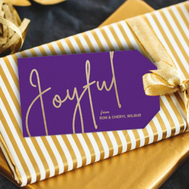 Etiqueta Para Presente Faux Faux Foil Dourado e alegre Natal (Gold JOYFUL text in fancy script on purple Christmas gift/favor tags personalized with your names)