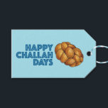 Etiqueta Para Presente Feliz Dia de Challah Hanukkah Chanukah Holiday<br><div class="desc">A etiqueta de presente apresenta uma ilustração original de um pão de challah, com HAPPY CHALLAH DAYS em uma fonte divertida. Excelente para doação de presente de Hanukkah! Esta ilustração também está disponível em outros produtos. Não vê o que está procurando? Precisa de ajuda para a personalização? Entre em contato...</div>