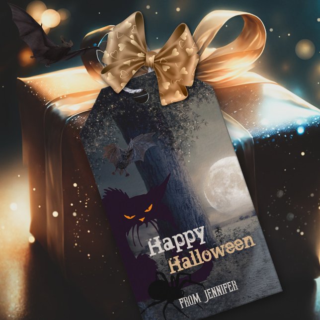 Etiqueta Para Presente Feliz Halloween Gato Negro Louco (Happy Halloween gift tag with black cat, bat and spider and a tree with fairy lights at full moon)