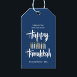 Etiqueta Para Presente Feliz Hanukkah Candles Dias Azuis<br><div class="desc">Feliz Hanukkah bonitinho e divertido em tipografia de pincel estilo esboçado e velas em tons de blues e amarelos. As etiquetas de presentes são perfeitas para as necessidades de doação da época de Natal. Estas etiquetas são perfeitas para garrafas de vinho, biscoitos ou qualquer outra guloseima caseira. Cartões invertidos a...</div>
