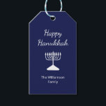 Etiqueta Para Presente Feliz Hanukkah Menorah Simple Blue<br><div class="desc">Feliz Holiday Azul Hanukkah,  com uma simples menorah branca e design de tipografia. Com a inscrição personalizável branca,  você pode adicionar suas próprias informações. Uma maneira festiva de enviar presentes especiais nesta temporada de férias.</div>