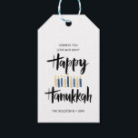 Etiqueta Para Presente Feliz Natal das Velas de Hanukkah<br><div class="desc">Feliz Hanukkah bonitinho e divertido em tipografia de pincel estilo esboçado e velas em tons de blues e amarelos. As etiquetas de presentes são perfeitas para as necessidades de doação da época de Natal. Estas etiquetas são perfeitas para garrafas de vinho, biscoitos ou qualquer outra guloseima caseira. Cartões invertidos a...</div>