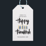 Etiqueta Para Presente Feliz Natal das Velas de Hanukkah<br><div class="desc">Feliz Hanukkah bonitinho e divertido em tipografia de pincel estilo esboçado e velas em tons de blues e amarelos. As etiquetas de presentes são perfeitas para as necessidades de doação da época de Natal. Estas etiquetas são perfeitas para garrafas de vinho, biscoitos ou qualquer outra guloseima caseira. Cartões invertidos a...</div>