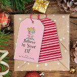 Etiqueta Para Presente Festivo Funny Elf Rosa Greve Vermelha Rosa Natal<br><div class="desc">Esta etiqueta de presente mínima "Acredite no seu Elf" apresenta um chapéu de elfo de Natal desenhado à mão na frente e uma faixa vermelha e cor-de-rosa retrorada nas costas que adiciona um toque de capricho nostálgico. Arte original de Malissa Melrose.</div>