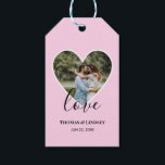 Etiqueta Para Presente Foto de Casamento Foto de Coração Rosa Quadro Mode<br><div class="desc">O design tem uma estrutura cardíaca rosa-bebê no centro e textos de caligrafia moderna brancos que podem ser personalizados de acordo com sua preferência. Substitua a foto no centro por sua própria foto de casamento. Vai fazer um adorável costume de presentes de casamento para seus hóspedes ou para seu próprio...</div>