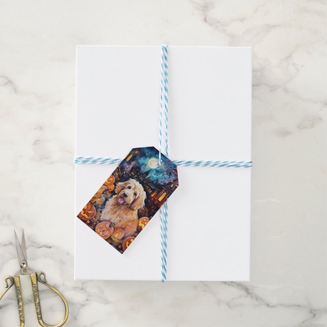 Etiqueta Para Presente Goldendoodle do Halloween Com Pumpkins Assustado (Com cordão)