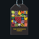 Etiqueta Para Presente Hanukkah Chanukah Menorah Dreidel Símbolos Judeus<br><div class="desc">Hanukkah / Ícones geométricos modernos coloridos de Chanukah em uma etiqueta GIft. Menorah, Dreidel, Rosquinhas, estrelas e azeite... Estão todos aqui. Símbolos judeus de Hanukkah Espaço para adicionar seu nome e sua mensagem pessoal ao contrário. Hebraico diz "Chanukah". Esta bela, bela, olha, é uma forma excelente de vestir presentes ou...</div>