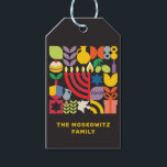 Etiqueta Para Presente Hanukkah Chanukah Menorah Dreidel Símbolos Judeus<br><div class="desc">Hanukkah / Ícones geométricos modernos coloridos de Chanukah em uma etiqueta GIft. Menorah, Dreidel, Rosquinhas, estrelas e azeite... Estão todos aqui. Símbolos judeus de Hanukkah Espaço para adicionar seu nome e sua mensagem pessoal ao contrário. Hebraico diz "Chanukah". Esta bela, bela, olha, é uma forma excelente de vestir presentes ou...</div>