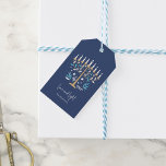 Etiqueta Para Presente Hanukkah Love & Light Floral Menorah<br><div class="desc">Chanucá Amor e Menorah Floral Leve Dão Etiquetas. Personalize o texto personalizado acima. Você pode encontrar itens de coordenação adicionais na nossa coleção "Floral Hanukkah Menorah e Dreidel".</div>