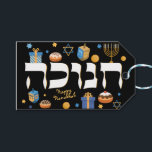 Etiqueta Para Presente Hebraico clássico Hanukkah Menorah Dreidel e Rosqu<br><div class="desc">Torne o seu presente muito especial com esta etiqueta elegante de Hanukkah Gift. Claro para desLIGAR o destinatário. Brigue o feriado de alguém. com este design ousado. É a maneira perfeita de desejar a amigos e à família um Feliz Chanucá. Enquanto elementos coloridos de Chanukah — incluindo Rosquinhas de gelatina,...</div>