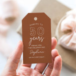 Etiqueta Para Presente LOLA 50ª Festa de aniversário de promoção Terracot<br><div class="desc">A coleção Lola exude elegância moderna com suas linhas elegantes e tipografia contemporânea. Seus tons femininos são lindamente balanceados com uma afirmação ousada,  fazer-a uma escolha ideal para a noiva vivaz e moderna.</div>