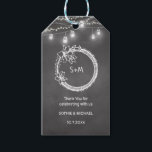 Etiqueta Para Presente Mala Preta Branca Mason Jar Chalkboard<br><div class="desc">Etiquetas para presentes de casamento branco preto com fundo de quadro de proteção rústico,  luzes de cordas,  jarro de pedras,  coroa floral e iniciais de casal. Mais produtos com este design na coleção abaixo.</div>