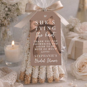 Etiqueta Para Presente Mocha Brown Ela Está Amarrando O Nó Arco Chá de No