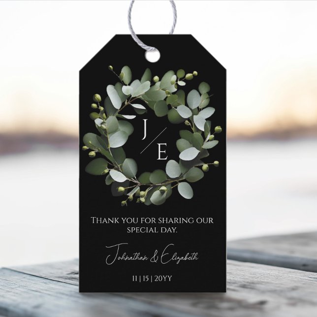 Etiqueta Para Presente Monograma Moderno Eucalyptus Wreath | Branco (Black Modern Monogram Eucalyptus Wreath Wedding Favor Tags)