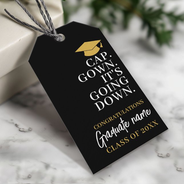 Etiqueta Para Presente O boné está diminuindo - Formatação moderna (Custom Graduation Gift Tag - Modern Black and Gold Design)