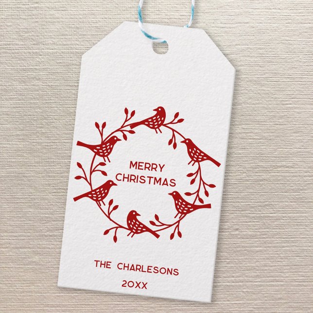 Etiqueta Para Presente Pássaro Escandinavo Terra Personalizada Natal (Red Scandinavian bird wreath personalized family name date festive Merry Christmas gift tag)