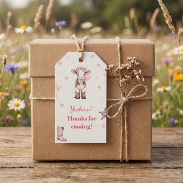 Etiqueta Para Presente Pink Cowgirl Birthday | Farm Theme 1st  (cowgirl favor tag on kraft gift box with twine on rustic table in wildflower meadow)