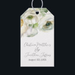 Etiqueta Para Presente Ranúculo Branco Romântico de Aquarela<br><div class="desc">Estas etiquetas florais românticas apresentam um fundo branco simples e elegante com flores ranunculus de aquarela. Um delicado buquê de ranúnculo e verde é ilustrado no topo. Os nomes de exemplo de um novo casal e data de casamento são impressos abaixo. Você pode personalizar as marcas de presentes para incluir...</div>