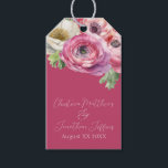 Etiqueta Para Presente Ranunculus Rosa Romântica com Aquarela<br><div class="desc">Estas etiquetas românticas de presentes florais apresentam um elegante fundo cor-de-rosa pincelado com flores brancas de aquarela e ranóculus rosa. Um delicado buquê de ranúnculo e verde é ilustrado no topo. Os nomes das amostras de um novo casal e a data do casamento são impressos na parte superior. Você pode...</div>