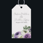 Etiqueta Para Presente Romântico Aquarela Purple e White Ranunculus<br><div class="desc">Estas etiquetas florais românticas apresentam um branco simples e elegante com flores ranóculus brancas e roxas de cor aquosa. Um delicado buquê de ranúnculo e verde é ilustrado na parte inferior direita. Os nomes das amostras de um novo casal e a data do casamento são impressos na parte superior. Você...</div>