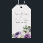 Etiqueta Para Presente Romântico Aquarela Purple e White Ranunculus<br><div class="desc">Estas etiquetas florais românticas apresentam um branco simples e elegante com flores ranóculus brancas e roxas de cor aquosa. Um delicado buquê de ranúnculo e verde é ilustrado na parte inferior direita. Os nomes das amostras de um novo casal e a data do casamento são impressos na parte superior. Você...</div>