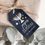 Etiqueta Para Presente Starry Lights | Hanukkah<br><div class="desc">As etiquetas de presentes festivas de Hanukkah apresentam "Hanukkah alegre" em letras brancas sobre um fundo azul marinho acentuado com uma menorah acesa e estrelas brancas,  azuis e douradas. Personalize com seus nomes embaixo.</div>