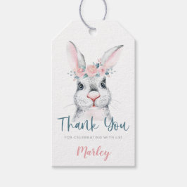 Etiqueta Para Presente Um coelhinho está comendo um aniversário.