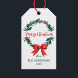 Etiqueta Para Presente Watercolor Christmas Wreath<br><div class="desc">Uma estereótipo elegante,  vermelha e verde,  coroa de Natal floral,  com um arco vermelho - personalizável com seu nome de família e ano.</div>