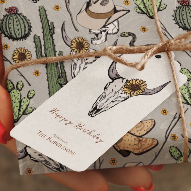 Etiqueta Para Presente Wild West Happy Birthday - Caveira (Hand-drawn bull skull adorned with a sunflower on the front, beautiful wild West pattern on the back)