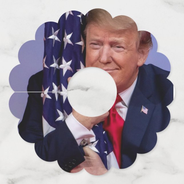 Etiqueta Para Taça De Vinho Presidente Trump abraçando a bandeira (Verso)
