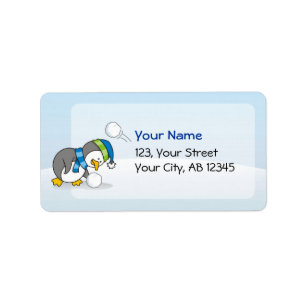 Etiqueta Pequeno pinguim pegando uma bola de neve