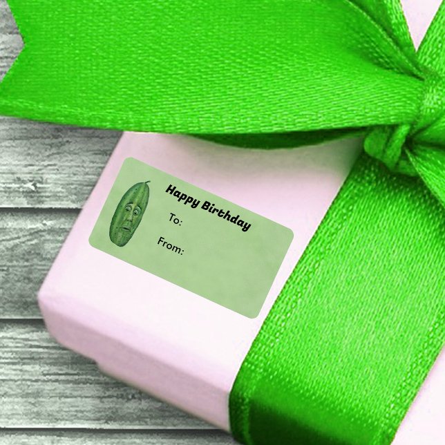 Etiqueta Picada Verde Antropomórfica de Aniversário com Ros (Silly green anthropomorphic pickle with surprised face on Happy Birthday green gift tag stickers.)