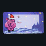 Etiqueta Pig Christmas<br><div class="desc">Camisetas de Natal de Porcos, presentes e acessórios criados pela Parada Animal da ITD apresenta o nosso porco rosa divertido da nossa linha de Parada Animal, todos viciados nas férias num chapéu de Papai Noel vermelho e branco. Esse porco rosa divertido fica em uma paisagem nevada com um céu estrelado...</div>