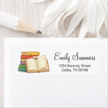 Pilha de Livros e Livro Aberto