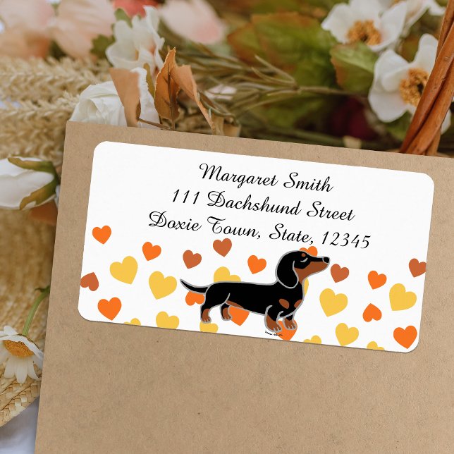 Etiqueta Posicionamento de Black e Tan Dachshund (Black and Tan Dachshund Posing Return Address Label featuring Cheeky Dachshund.  Cartoon Design.)