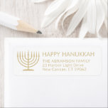 Etiqueta Qualquer Texto Menorah Dourada Hanukkah Endereço d<br><div class="desc">Adicione o toque perfeito da placa Chanucá com essas elegantes etiquetas de endereço branco e de retorno dourado. O ouro é uma cor impressa não metálica, não uma folha. Todo texto pode ser facilmente personalizado com qualquer saudação, nome e endereço. Design apresenta uma simples menorah com velas acesas e tipografia...</div>