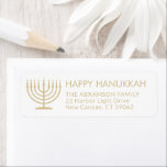 Etiqueta Qualquer Texto Menorah Dourada Hanukkah Endereço d<br><div class="desc">Adicione o toque perfeito da placa Chanucá com essas elegantes etiquetas de endereço branco e de retorno dourado. O ouro é uma cor impressa não metálica, não uma folha. Todo texto pode ser facilmente personalizado com qualquer saudação, nome e endereço. Design apresenta uma simples menorah com velas acesas e tipografia...</div>