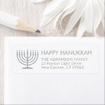 Etiqueta Qualquer Texto Menorah White Hanukkah Endereço de<br><div class="desc">Adicione o toque perfeito da placa Chanucá com essas etiquetas elegantes de endereço branco e cinza. Todo texto pode ser facilmente personalizado com qualquer saudação,  nome e endereço. Design apresenta uma simples menorah com velas acesas e tipografia moderna quic. Feliz Hanukkah!</div>