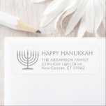 Etiqueta Qualquer Texto Menorah White Hanukkah Endereço de<br><div class="desc">Adicione o toque perfeito da placa Chanucá com essas etiquetas elegantes de endereço branco e cinza. Todo texto pode ser facilmente personalizado com qualquer saudação,  nome e endereço. Design apresenta uma simples menorah com velas acesas e tipografia moderna quic. Feliz Hanukkah!</div>