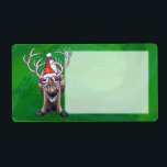 Etiqueta Reindeer Christmas On Green<br><div class="desc">Os presentes de Natal, Camisetas e Acessórios da Parada Animal Reindeer Festivo apresentam o nosso trabalho de arte divertido de uma rena fofa decolada num chapéu vermelho de Papai Noel que se encontra numa paisagem nevada do Polo Norte contra um céu noturno estrelado azul-escuro, texturizado, pintado pelo nosso talentoso ilustrador...</div>
