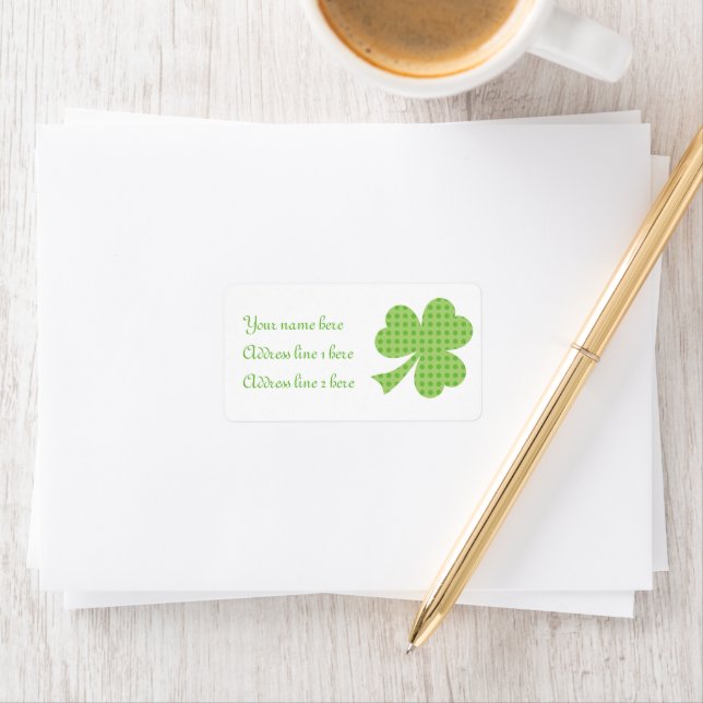 Etiqueta Rua de Bolinhas Shamrock. Dia de Patrick em branco (Insitu)