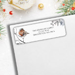 Etiqueta Rustic Winter Watercolor Robin Christmas<br><div class="desc">Elegante cena de inverno pintada em aquarela com pãozinho torrado vermelho em um galho nu. Esta design rústica inclui folhas botânicas, bagas e mais. Adicione um pouco de charme de floresta à sua correspondência de Natal este ano. Procure os produtos correspondentes na Rustic Winter Robin Botanical Collection de Lasgalen Arts...</div>