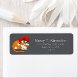 Etiqueta Sleepy Orange Tabby Christmas Santa Claus Cat Cinz<br><div class="desc">Esta personalizável tipografia dourada e design de etiqueta de endereço de retorno de script apresenta uma linda mesa laranja listrada de dormir com o chapéu de Papai Noel e um cinzeiro de cor em um fundo de cinza. Você pode mudar facilmente a cor de fundo, o nome e a ortografia...</div>