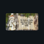 Etiqueta Smiling Snowman Christmas<br><div class="desc">Etiquetas de Natal adoráveis apresentam um sorridente boneco de neve com um chapéu de Papai Noel com fundo de madeira.</div>