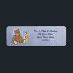 Etiqueta Snowflake Bear & Bunny Address Label<br><div class="desc">O tema do Natal doce apresenta um ursinho de peluche e seu amigo coelho com fundo azul de floco de neve. O texto está pronto para você personalizar com suas informações.</div>