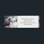 Etiqueta Snowman Christmas Return<br><div class="desc">Um festivo Snowman Winter Snow Scene Christmas Return Address Label (Etiqueta de endereço de Natal) com o seu endereço de regresso. Para personalizar simplesmente insira seu nome e endereço em nosso modelo fácil,  substituindo o texto de exemplo. Aproveite!</div>