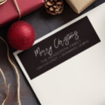 Etiqueta Vintage Merry Christmas Return Address<br><div class="desc">Adicione um toque final às suas mensagens de feriados com as nossas etiquetas de endereço de regresso de feriados modernas. "Feliz Natal" aparece numa tipografia branca sobre fundo roxo. Abaixo, você pode personalizar essas etiquetas com seu próprio nome e endereço de família. Para personalizá-lo, clique em "Personalizar este modelo" e...</div>